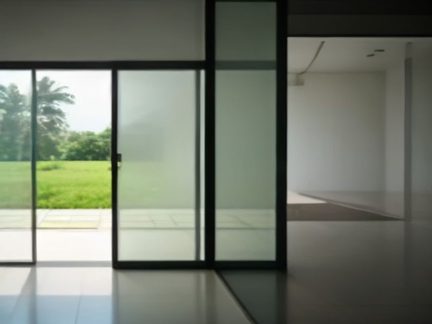 Sala ampla com painéis de vidro de correr abertos para o jardim