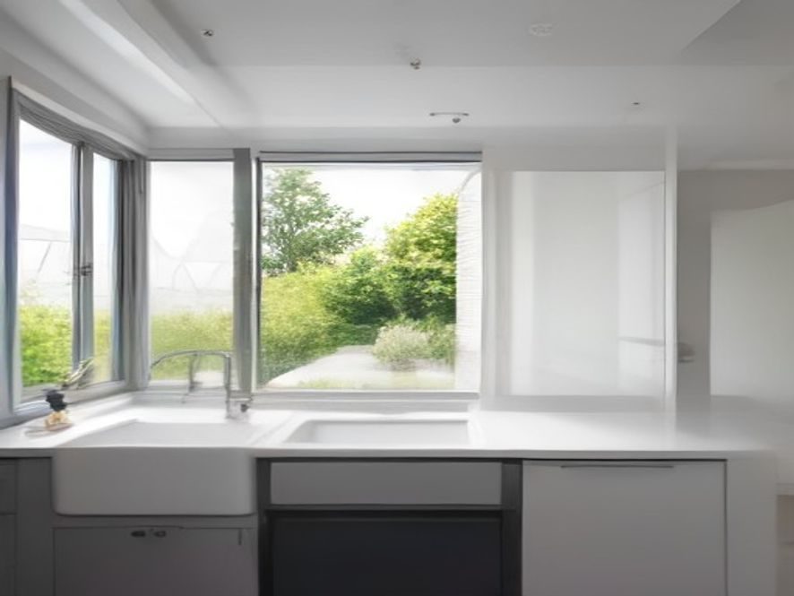 Janela sobre a bancada da cozinha, com vista para o jardim