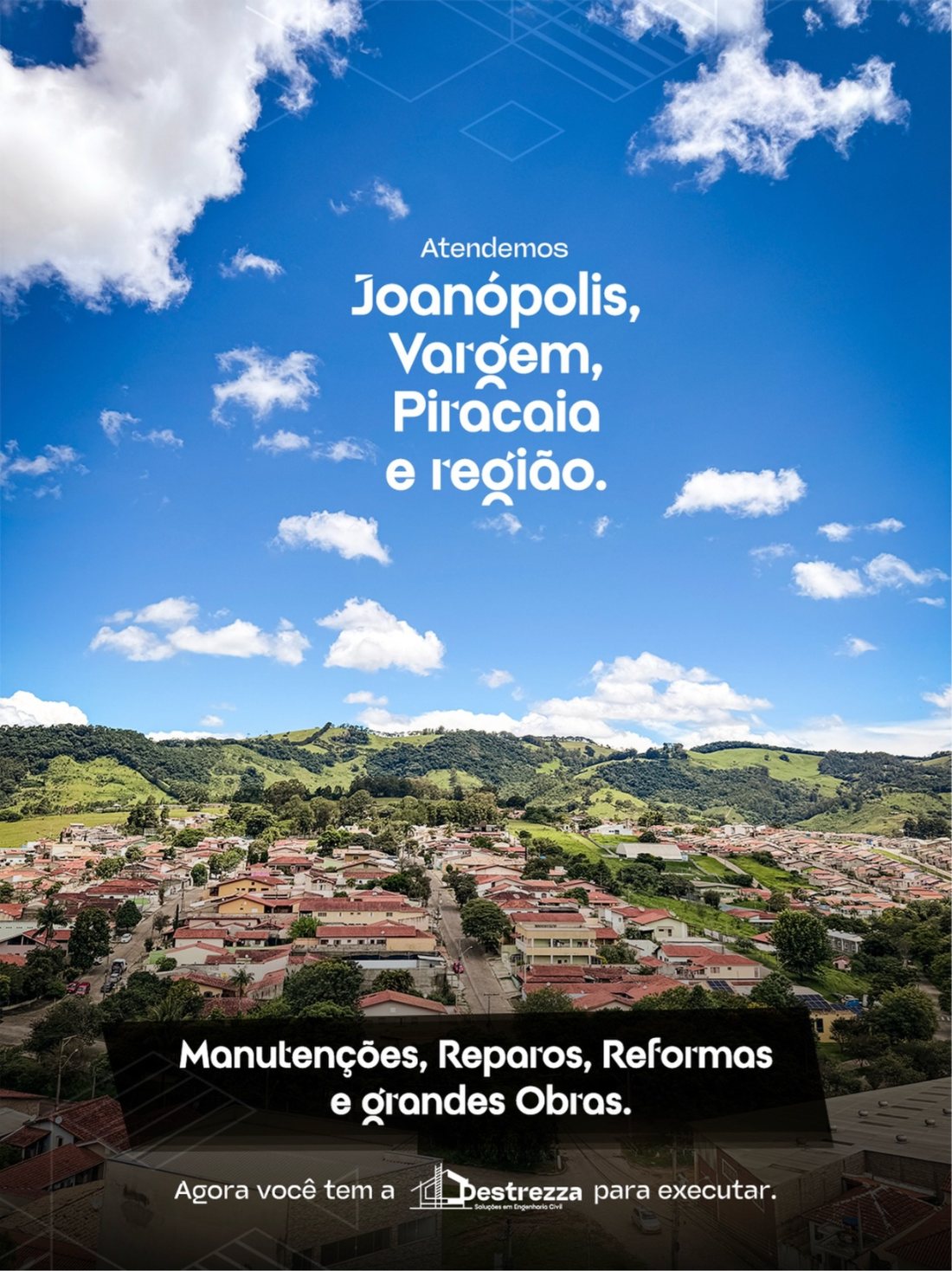 Vista aérea de Joanópolis, com o casario da cidade e as serras ao fundo
